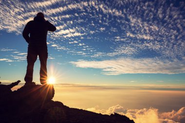 Hawaii 'deki Maui adasındaki uçurumlarda bir adam... Yürüyüş sahnesi.