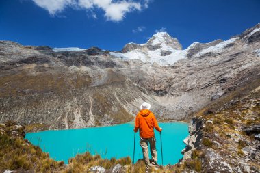 Cordillera dağlarında yürüyüş sahnesi, Peru