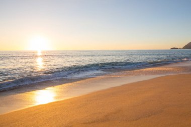 Okyanus sahili gün batımında doğal arka plan için