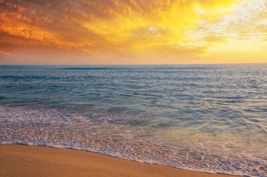 Okyanus sahili gün batımında doğal arka plan için