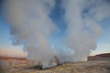 Fantastik Southamerican manzara. Çöller, volkanlar, geysers. Gayzer Sol de Manana, Bolivya.