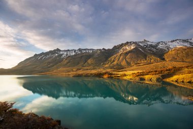 Perito Moreno Ulusal Parkı, Arjantin, Güney Amerika. Güzel renkli sonbahar mevsimi.