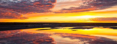 Gün batımında gölde gün batımı sahnesi. Güzel doğa manzaraları