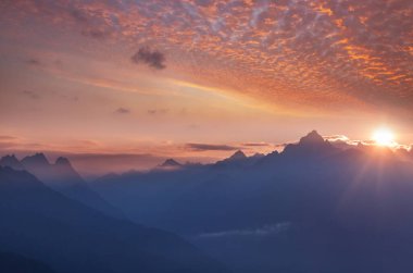 İlham verici bir sahne. Dağlarda gün doğumu, güzel doğal arka plan.