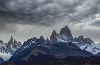 Ünlü Cerro Fitz Roy ve Cerro Torre. Patagonya, Arjantin 'in en güzel ve vurgulanması en zor zirvelerinden biri.