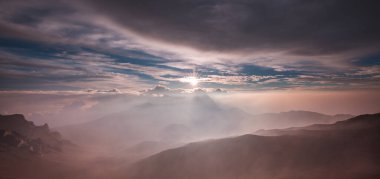 Mauna Kea Zirvesi 'nden Maui Adası, Hawaii, ABD' ye muhteşem bir manzara.