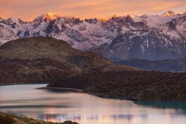 Patagonya dağlarındaki güzel göl. Arjantin, Güney Amerika 'da olağanüstü doğal manzaralar