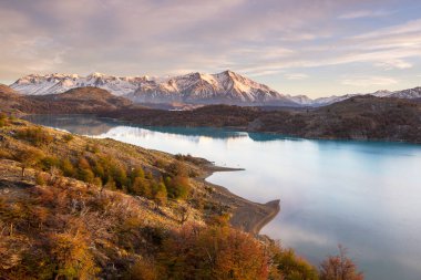 Perito Moreno Ulusal Parkı, Arjantin, Güney Amerika. Güzel renkli sonbahar mevsimi.
