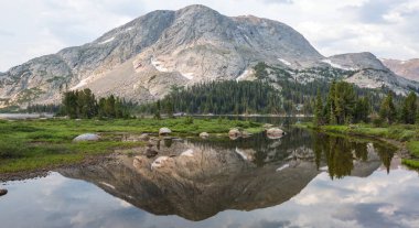 Wyoming, ABD 'deki Wind River Range' deki güzel dağ manzaraları. Yaz mevsimi.