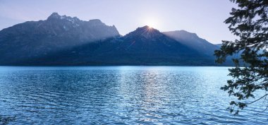 Kanada'da dağ gölü sakin sahne