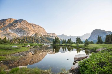 Wyoming, ABD 'deki Wind River Range' deki güzel dağ manzaraları. Yaz mevsimi.