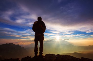 Haleakala yanardağında güzel bir gün doğumu sahnesi, Maui adası, Hawaii