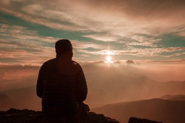 Haleakala yanardağında güzel bir gün doğumu sahnesi, Maui adası, Hawaii