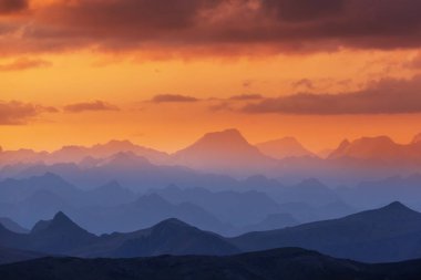 Şili, Güney Amerika 'da gün doğumunda dağ silueti
