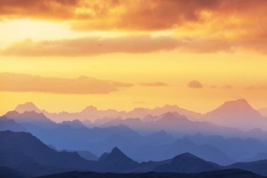 Şili, Güney Amerika 'da gün doğumunda dağ silueti