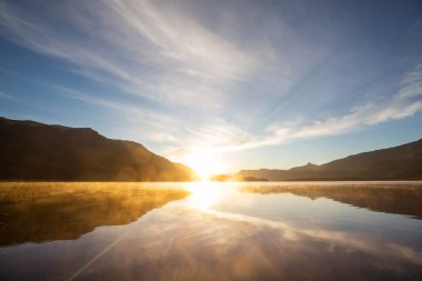 Güzel sakin gölde gün doğumu sahnesi. Güzel doğal arka plan. Brezilya, Güney Amerika.