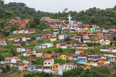 Brezilya 'da küçük bir köyün renkli koloni tarzı evleri