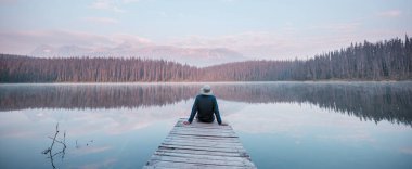 Sakin gölde dinlenme yeri. Rahatlama tatili