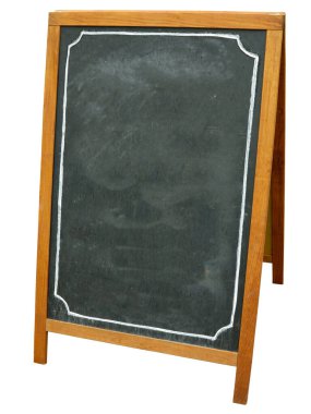 Beyaz arka planda izole edilmiş ahşap çerçeveli boş karatahta. boşluğa kendi metninizi ekleyebilirsiniz.