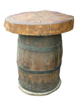 Beyaz arka planda izole edilmiş eski ahşap bir fıçıdan yapılmış şık bir masa.