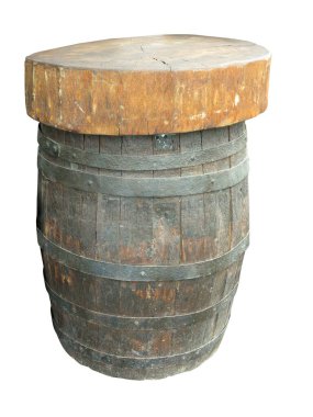 Beyaz arka planda izole edilmiş eski ahşap bir fıçıdan yapılmış şık bir masa.