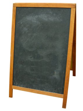 Beyaz arka planda izole edilmiş ahşap çerçeveli boş karatahta. boşluğa kendi metninizi ekleyebilirsiniz.