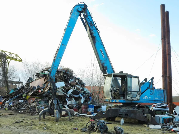 2023年3月17日摩尔多瓦基希讷乌 Junkyard起重机废金属机搬运回收钢 免版税图库图片