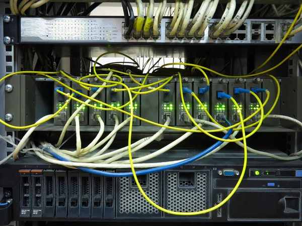 Zamknij Kable Sieciowe Podłączone Przełącznika Szafie Serwerowej — Zdjęcie stockowe