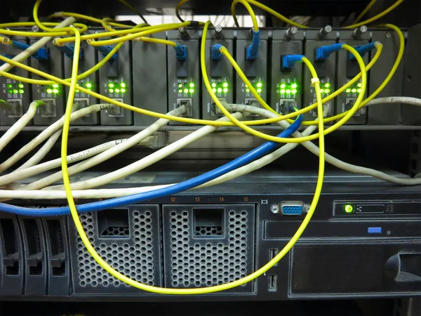 Primer Plano Los Cables Red Conectados Conmutador Rack Del Servidor —  Fotos de Stock