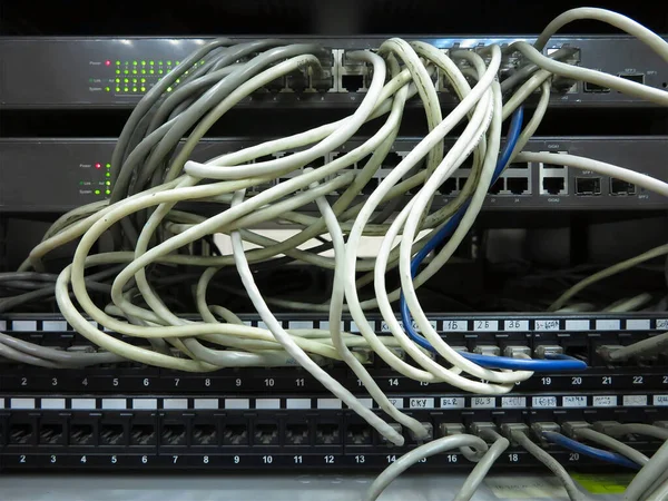 Fechar Cabos Rede Conectados Para Alternar Rack Servidor — Fotografia de Stock