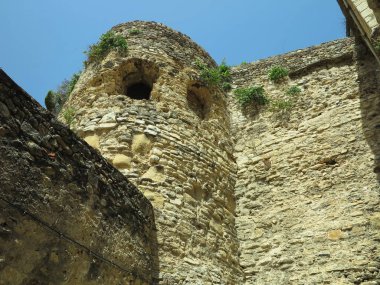 Güney Avrupa 'daki kalenin eski ortaçağ savunma duvarları ve kuleleri