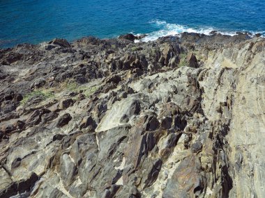 Akdeniz 'in kayalık kıyı şeridinde güzel manzara