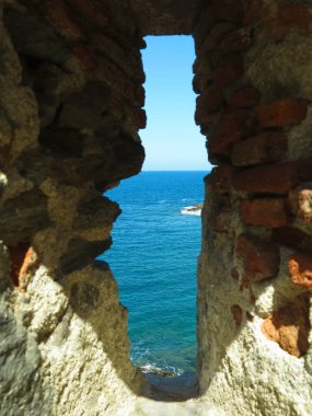 Fransa, Colliure 'un güney kesimindeki bir ortaçağ kalesinin boşluğundan deniz manzarası