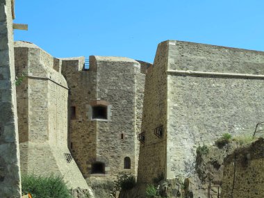Güney Avrupa 'daki kalenin eski ortaçağ savunma duvarları ve kuleleri