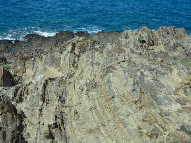 Akdeniz 'in kayalık kıyı şeridinde güzel manzara