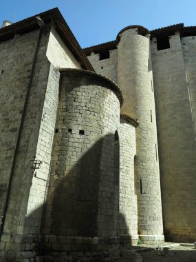 Güney Avrupa 'daki kalenin eski ortaçağ savunma duvarları ve kuleleri