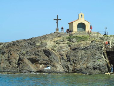 SEVGİLİ, FRANSA - 8 Temmuz 2023: Fransa 'nın güneyindeki Collioure denizinde Saint Vincent kilisesi yakınlarındaki turistler.