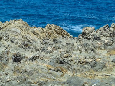 Akdeniz 'in kayalık kıyı şeridinde güzel manzara