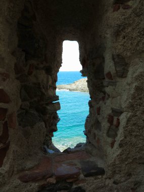 Fransa, Colliure 'un güney kesimindeki bir ortaçağ kalesinin boşluğundan deniz manzarası