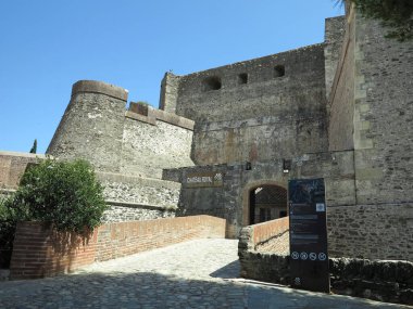 Collioure, Occitania France - 8 Temmuz 2023: Güney Avrupa 'daki kalenin eski ortaçağ savunma duvarları ve kuleleri