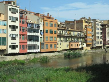 Girona, İspanya - 8 Temmuz 2023: Eski ortaçağ şehri Girona.