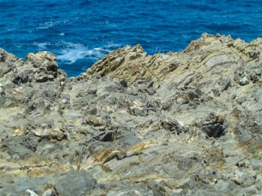 Akdeniz 'in kayalık kıyı şeridinde güzel manzara