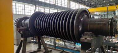 Elektrik santralindeki tamir ve elektrik jeneratörü sürecinde buhar türbini parçalanmış.