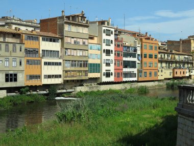 Girona, İspanya - 8 Temmuz 2023: Eski ortaçağ şehri Girona.