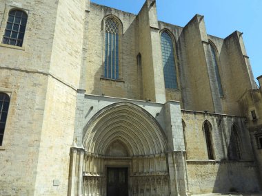Girona, İspanya, 8 Temmuz 2023: Girona Katedrali ana cephesi ve Girona Eski Kasabası 'ndaki Ortaçağ Aziz Mary Katedrali' nin kapatılması