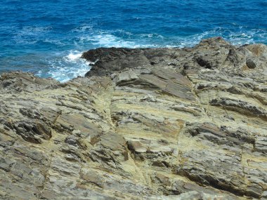 Akdeniz 'in kayalık kıyı şeridinde güzel manzara