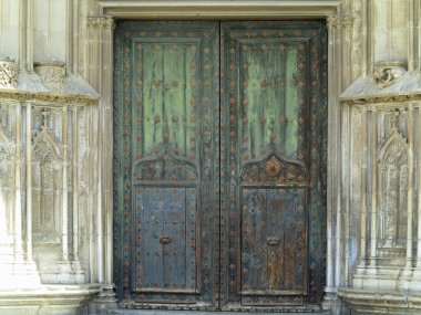 Eski, eskimiş, şık, eski, ahşap, kahverengi ve yeşil bir kapı.