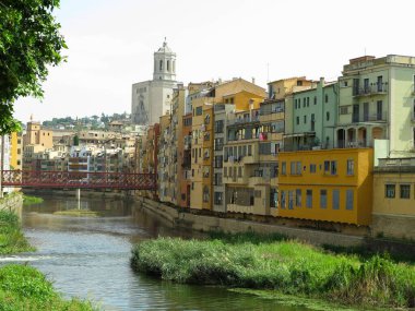 Girona, İspanya - 8 Temmuz 2023: Eski ortaçağ şehri Girona.