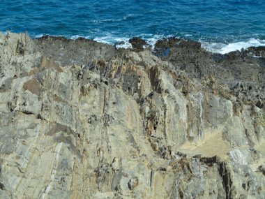 Akdeniz 'in kayalık kıyı şeridinde güzel manzara