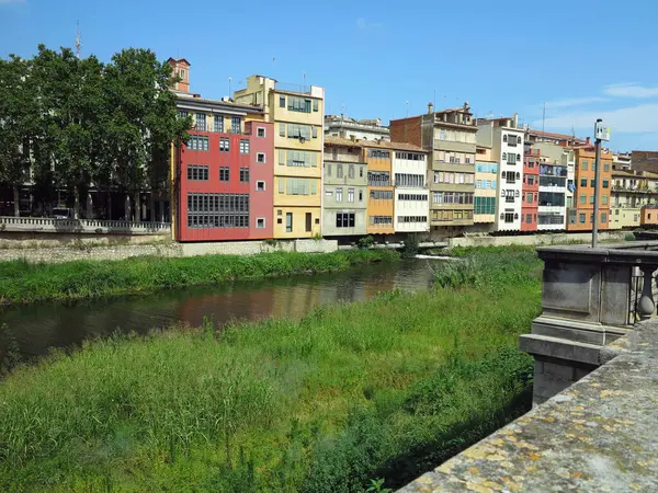 Girona, İspanya - 8 Temmuz 2023: Eski ortaçağ şehri Girona.